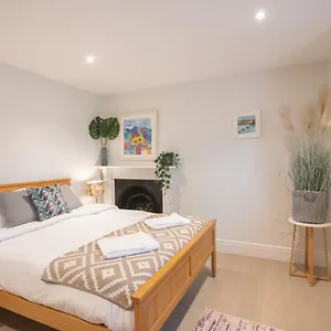 Spacious 1br Victorian Flat In Cotswolds - Free Parking Apartment