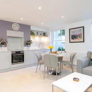 Stunning 2 Bed Basement Flat In The Heart Of Cheltenham! Apartment